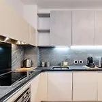 شقة Isola Oasis - Loft With Garden & Free Private Garage *